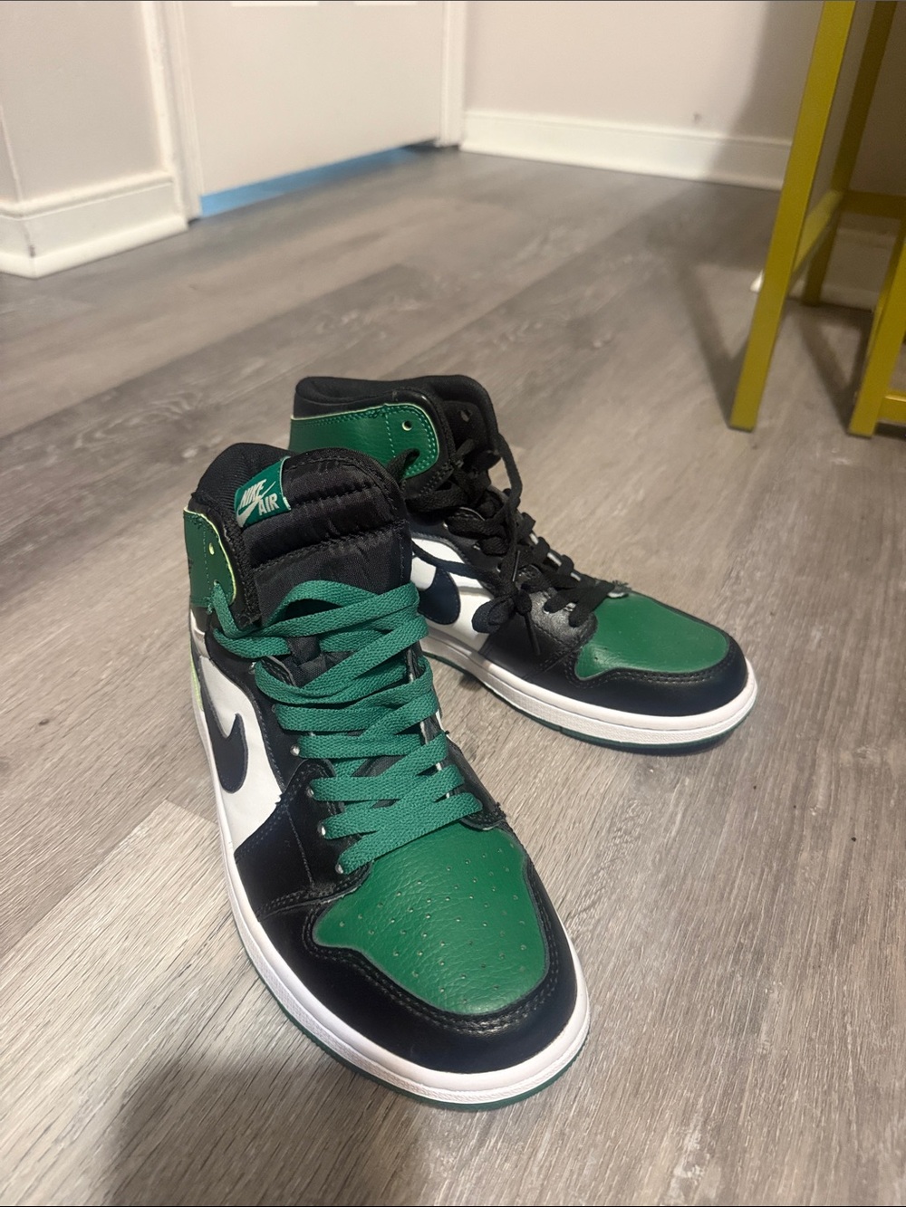 Men’s Nike Air Jordan 1 Mid Sneakers in Green, Black & White Size 8
